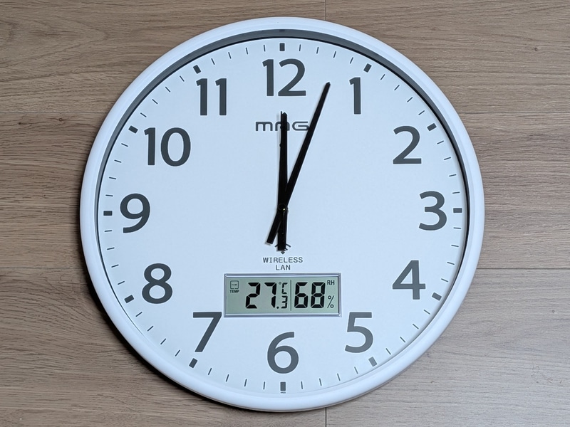 「W820WHZ」も同様……かと思いきや、静止状態にはならずにすぐに時針と分針が12の位置から移動し始める。こうした細かい挙動はムーブメントごとに異なる