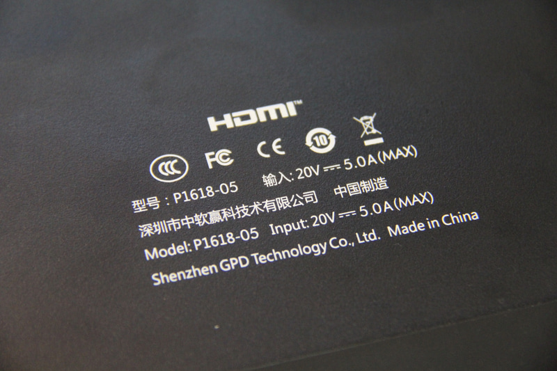 ドック背面の情報表示。国内の認証は現在取得中だという。