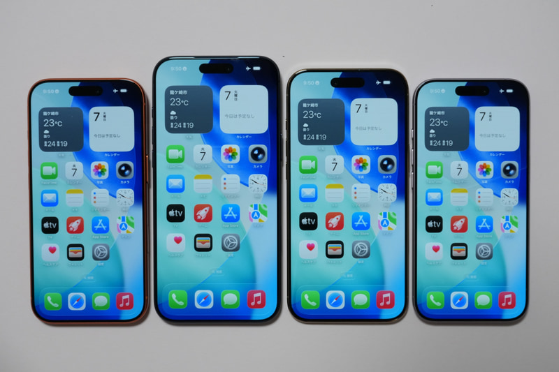 左から17 Pro、17 Pro Max、Air、17。この写真は「明るさの自動調節」「TrueTone」をオフにして撮影している。OLEDディスプレイの発色はほぼ同じだ