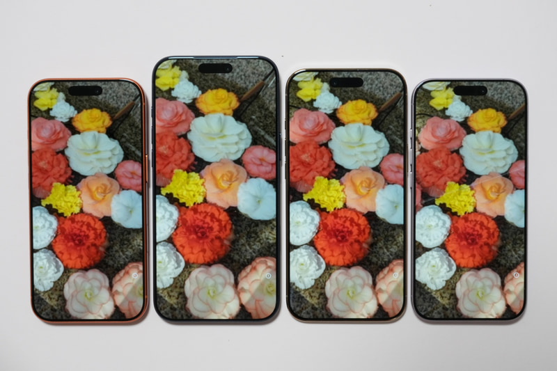 左から17 Pro、17 Pro Max、Air、17。この写真は「明るさの自動調節」「TrueTone」をオフにして撮影している。OLEDディスプレイの発色はほぼ同じだ