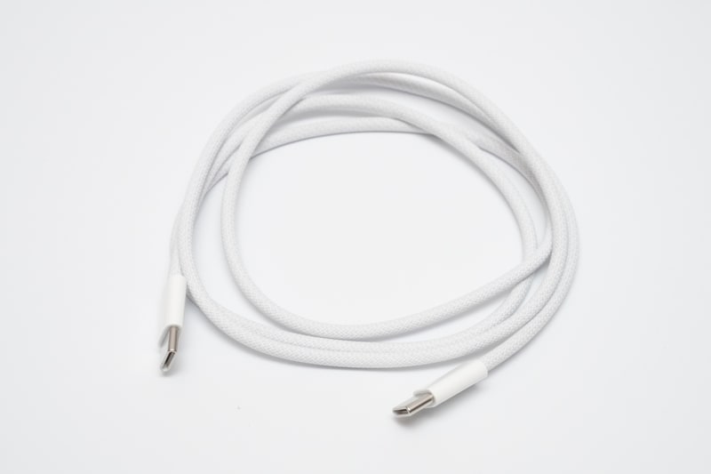 「USB-C充電ケーブル(1m)」は従来モデルと同様、繊維被膜が採用されており、折り曲げ耐性が高い