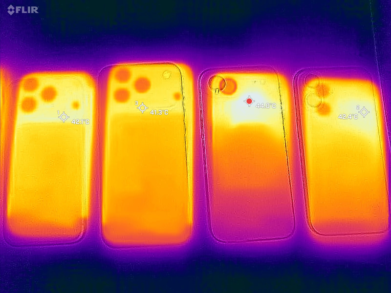 「AnTuTu Benchmark V10」実行中の背面温度(室温26.0℃で測定)。左から17 Pro、17 Pro Max、Air、17