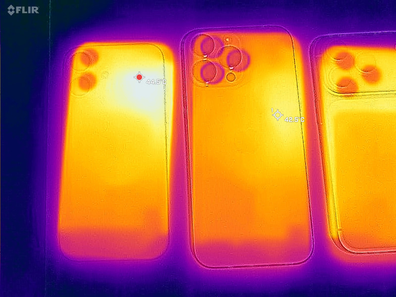 「AnTuTu Benchmark V10」実行中の背面温度(室温26.0℃で測定)。左から16、16 Pro Max