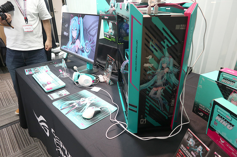 初音ミクの全身イラストとサイバーグラフィックを配置