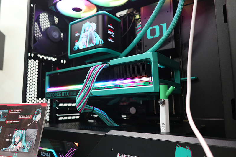 ROG Astral GeForce RTX 5080 16GB GDDR7 OC HATSUNE MIKU EDITION実機アップ。ネギをモチーフとしたGPUステーが付属する