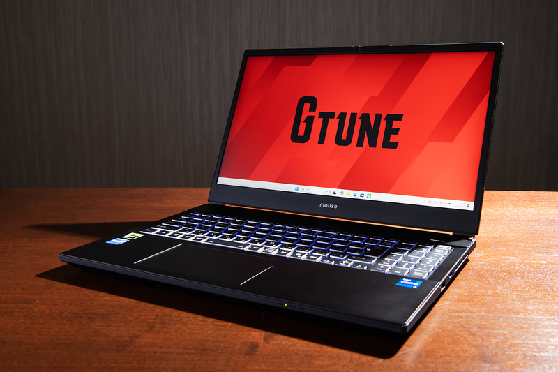 マウスコンピューターの15.6型ゲーミングノートPC「<a href="https://www.mouse-jp.co.jp/store/g/ggtune-p5i7g70bkccdw101dec/?utm_source=pcwatch&utm_medium=content-text&utm_campaign=2510_pcwt_gtune_p5&utm_content=pr" class="n" target="_blank">G TUNE P5-I7G70BK-C</a>」。直販価格は239,800円から
