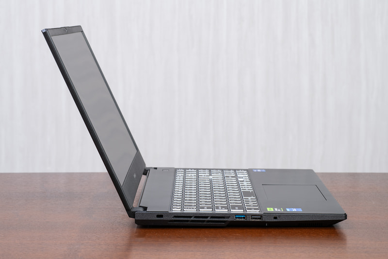 左側面にUSB 3.2 Gen 1、USB 2.0、ヘッドセット端子