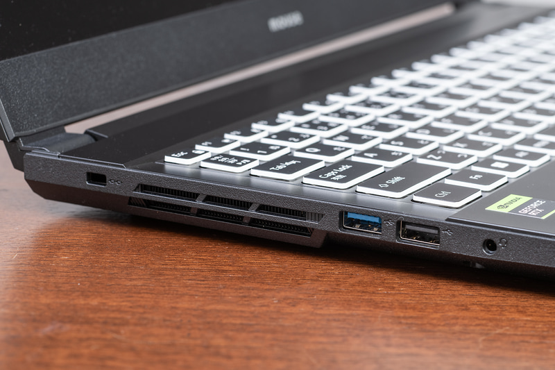 左側面にUSB 3.2 Gen 1、USB 2.0、ヘッドセット端子