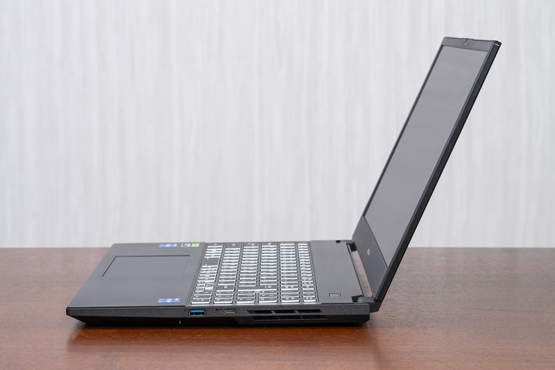 右側面にUSB 3.2 Gen 2、USB 3.2 Gen 2 Type-C