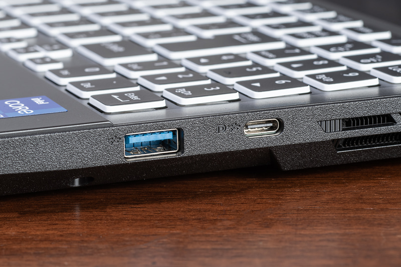 右側面にUSB 3.2 Gen 2、USB 3.2 Gen 2 Type-C