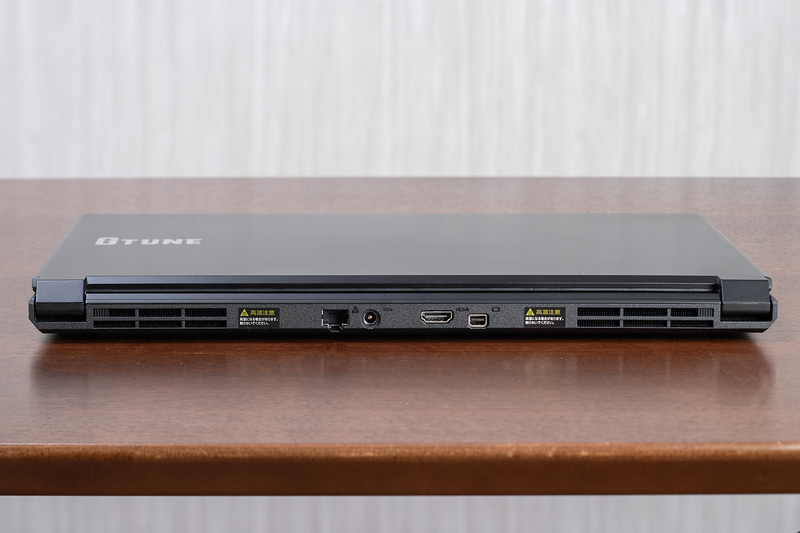 1000BASE-Tの有線LAN、HDMI出力、Mini DisplayPort出力