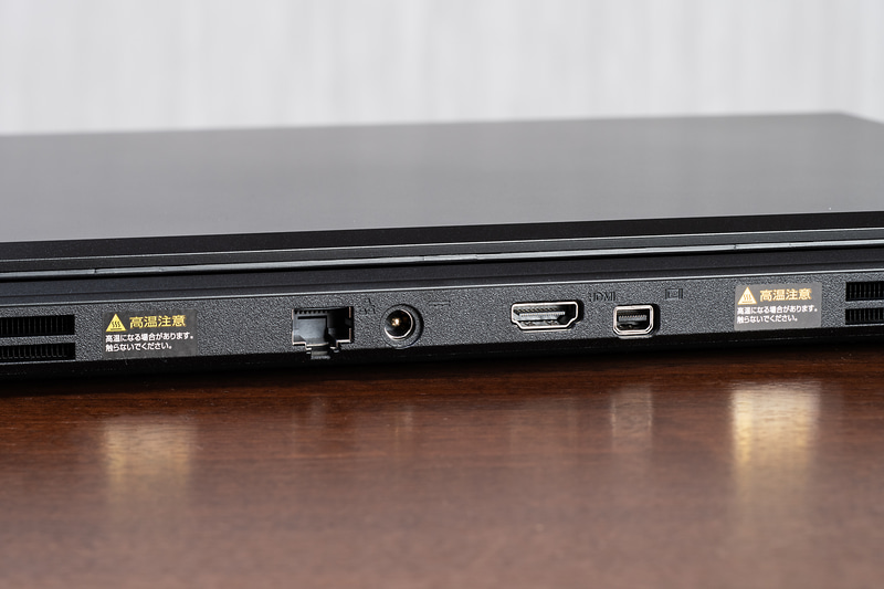 1000BASE-Tの有線LAN、HDMI出力、Mini DisplayPort出力