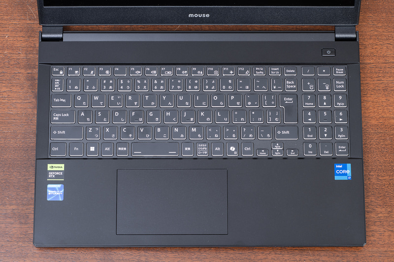 キーボードは日本語配列でテンキーも備わっている。キーピッチは約19mm、キーストロークは約1.8mm