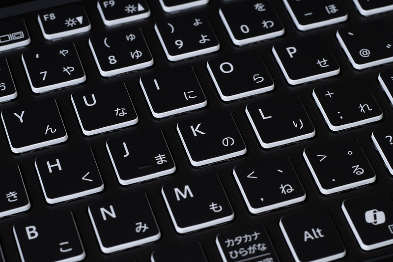 キーボードは日本語配列でテンキーも備わっている。キーピッチは約19mm、キーストロークは約1.8mm