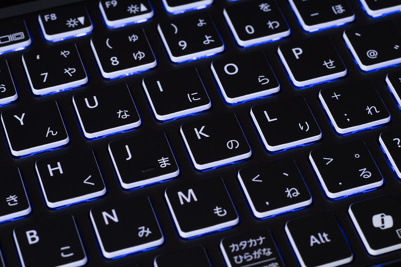 キーボードは日本語配列でテンキーも備わっている。キーピッチは約19mm、キーストロークは約1.8mm