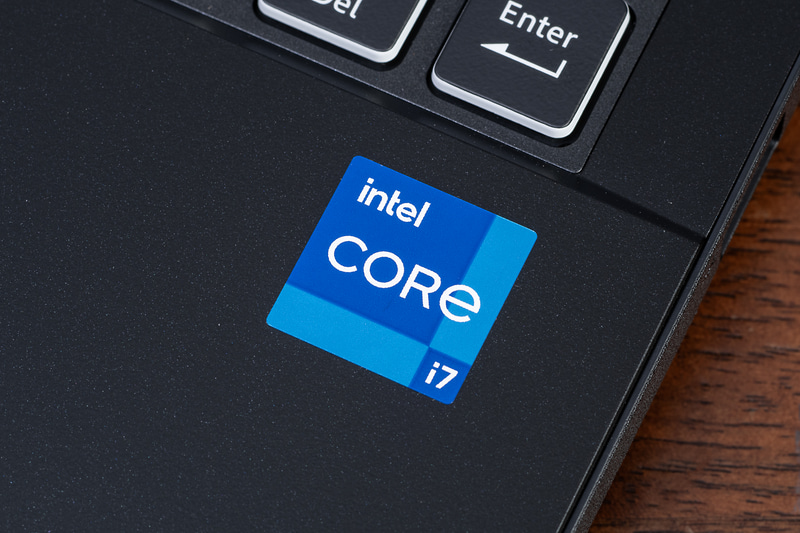 CPUには10コア16スレッドのCore i7-13620Hを搭載。多くのコアを持ちオフィスワークを快適にこなせる