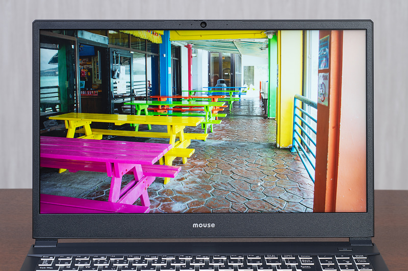 15.6型と大きめでWQHD解像度のディスプレイを搭載