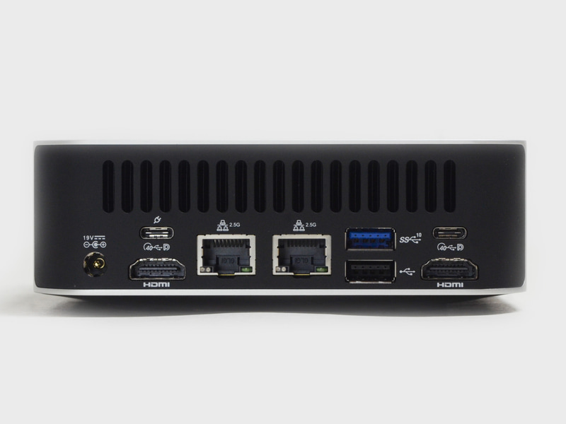 背面。電源入力、HDMI、2.5GbE 2基、USB 3.2 Gen 2、USB 2.0、USB4 2基、HDMI出力