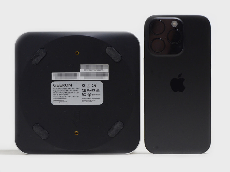 裏面とiPhone 16 Pro。iPhone 16 Proと比較して少し小さめ。ハイエンドなミニPCとしては一般的だろうか