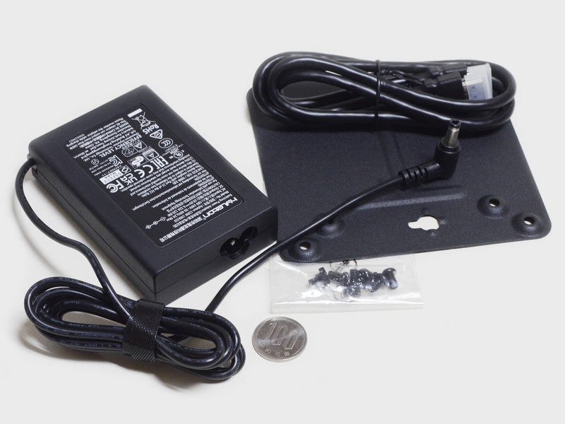 付属品はACアダプタ(サイズ約98×66×22mm、重量260g、出力120W)、HDMIケーブル、VESAマウンタ