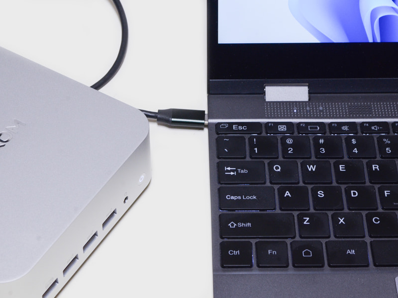 いつものキーボード付きモバイルモニターへ接続。USB4があるのでType-Cケーブル1本で接続可能