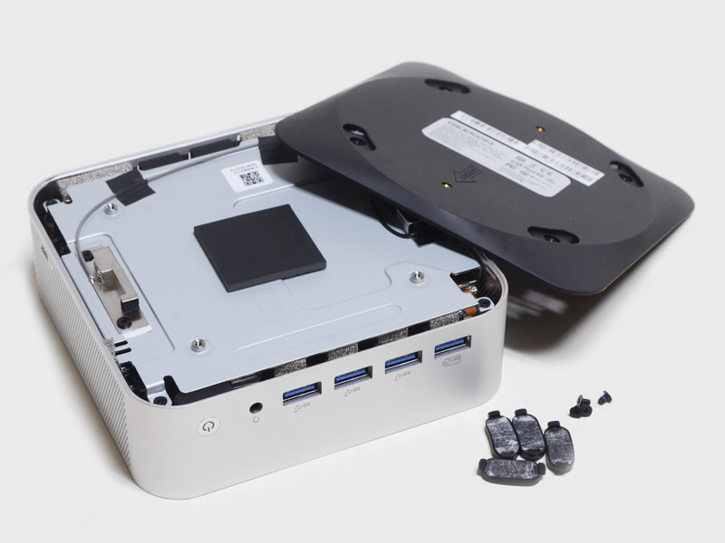 裏四隅のゴム足の下にネジがあるのでこれを外す