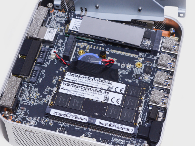 さらに金属プレートがあり4隅のネジを外す。装着済みのM.2 SSDの下にM.2 2230の空きスロットが1つ