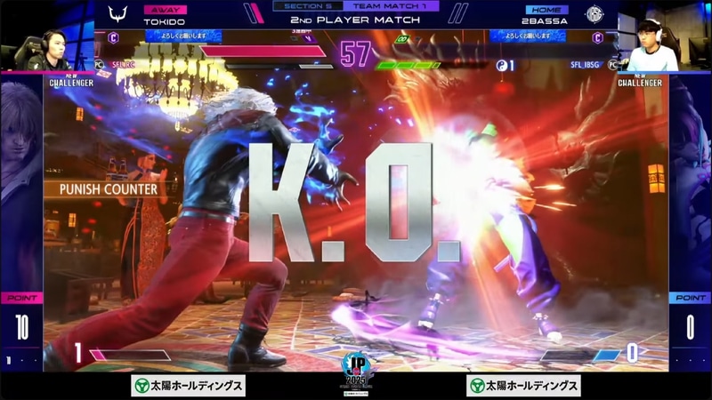 中堅戦、2BASAのジュリとときどのケンによる1戦は、ときどのケンがリーサルのミスなどを見せつつも冷静な立ち回りで2-0勝利