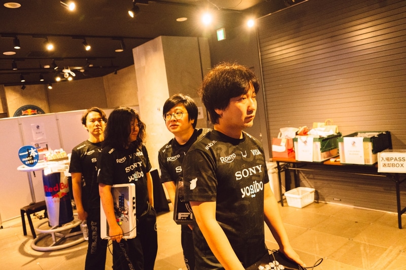 入場シーンのために座席の外で待機するREJECTのメンバーたち