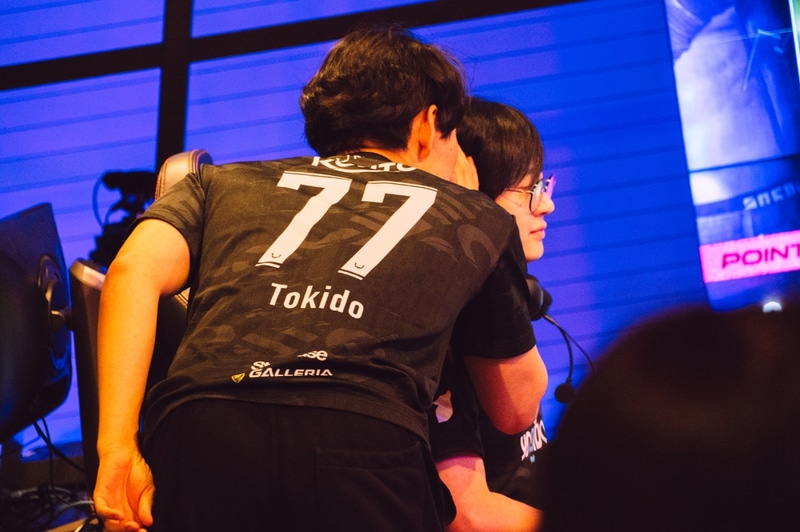 セットの合間にふ～どの元に駆け寄り、耳元でアドバイスを送るときど。この辺りはオフラインでのリーグの試合に慣れているときどらしさも出ている