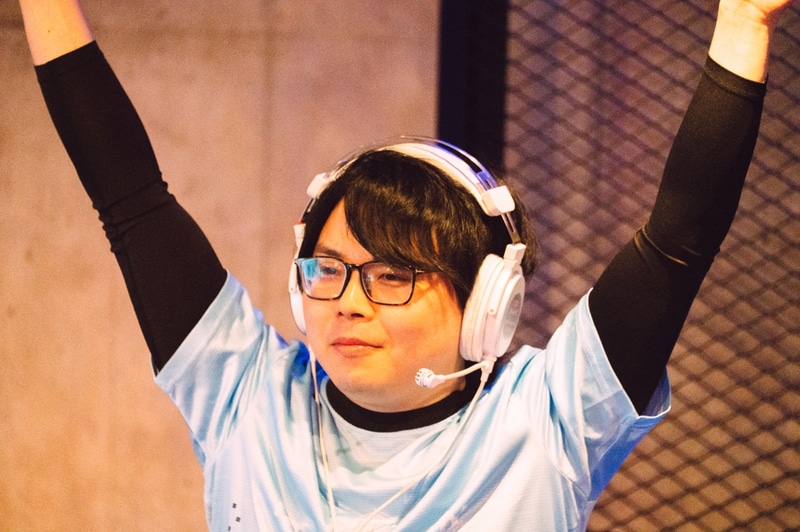 試合中も体全体を使ってお客さんにアピールするジョニィ。会話も楽しく、応援で場を盛り上げるなど、オフライン向きの性格なのは間違いない