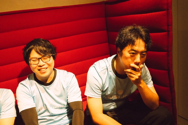 そんなジョニィのファンサービスを見習いたいと真面目にコメントする鶏めしに対して苦笑いを見せるジョニィ