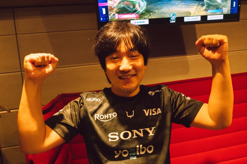 本日はリザーブだったウメハラだが、試合中は延長戦のことを考慮しており、先鋒でジョニィが出たので、リザーブは2BASAでは？とジュリの対策をチェックし、中堅で2BASAが出たので今度はヤナイか？と二転三転しており、結構忙しかったと苦笑いしながらコメントしていた