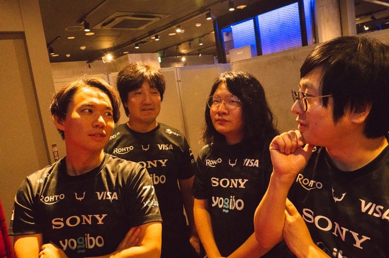 インタビュー後も配信で流れているMATCH2の広島TEAM iXAの試合を見ながらあれこれと会話が止まらないREJECTメンバーたち