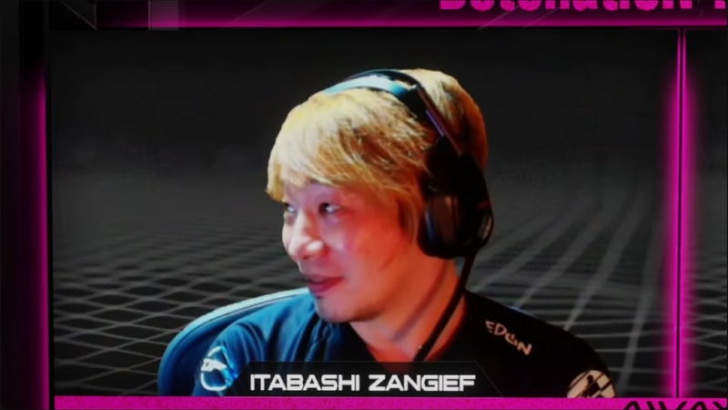 大将戦で見事に逆転勝利を決めたナウマンに対して、思わず感極まってしまう板橋ザンギエフ