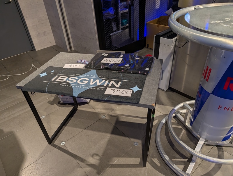 FUKUSHIMA IBUSHIGINの物販の様子。Tシャツやタオルなどのグッズが並べられていた