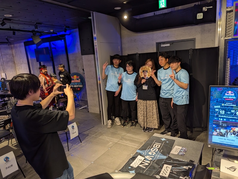 インタビュー後には写真撮影のファンサービスに応じるFUKUSHIMA IBUSHIGINのメンバーたち