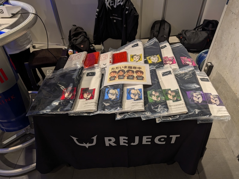 REJECTの物販の様子。選手たちと使用キャラクターのイラストをあしらったクールなデザインのTシャツが熱い