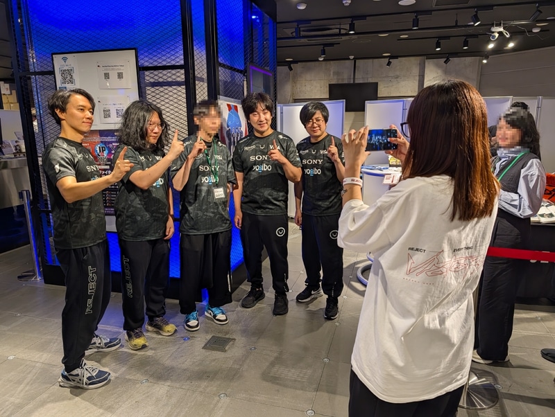 インタビュー後に写真撮影のファンサービスを行なうREJECTのメンバーたち