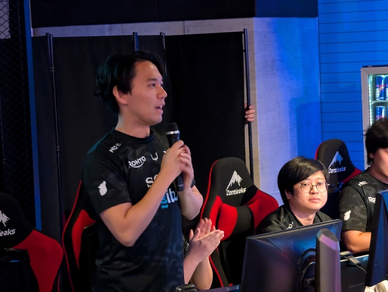 来場者に向けて意気込みを語るときど。オフラインイベントならではの光景だ