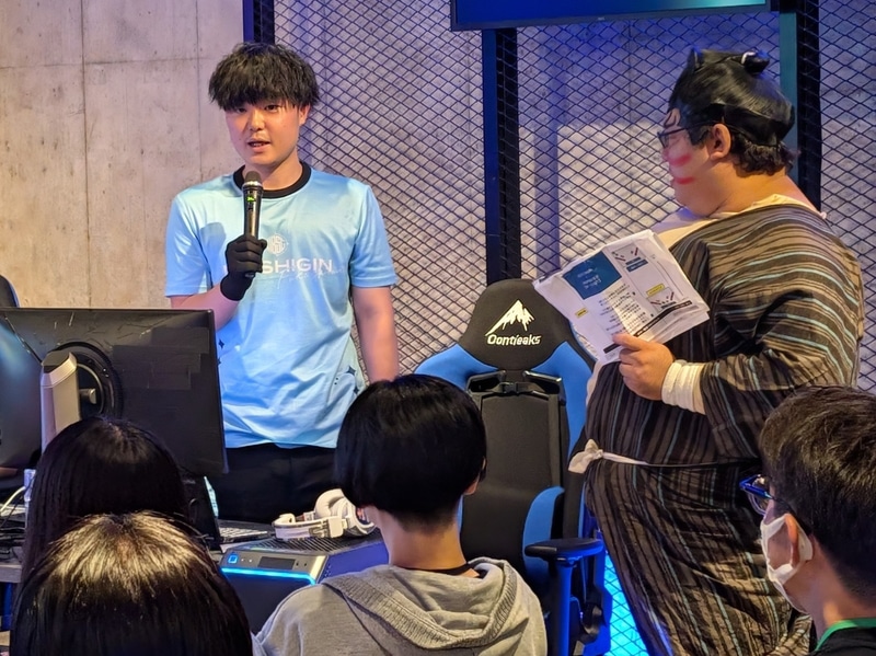 意気込みを語るヤナイ。両チームともスポーツマンシップに則っているマジメな雰囲気が好印象だ