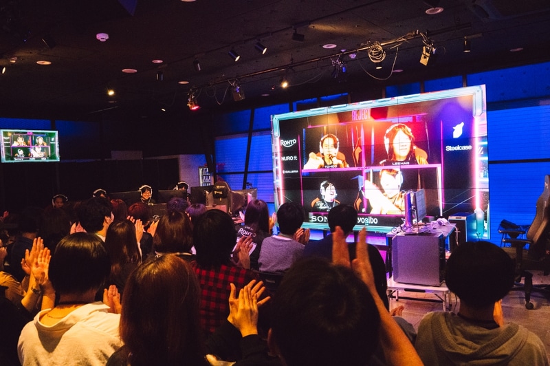 インタビュー時など、要所で拍手と声援で会場を盛り上げる来場者たち