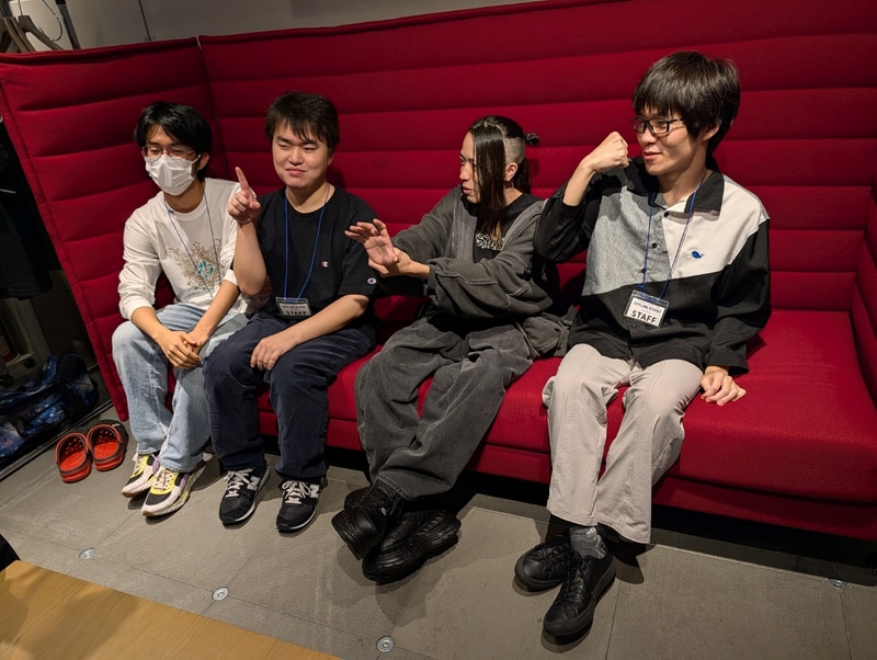 会場にはスパーリングパートナーとして来場していた、ベガ使いのらおやむやむ☆ハイハイ謝謝、マリーザ使いのKarura、ダルシム使いのはるみーとアオミノら、若手ゲーマーたちがモニター越しにMATCH1の試合の模様を楽しんでいた