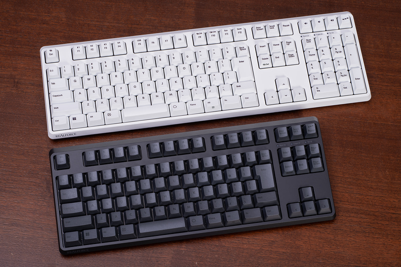REALFORCE R4。上はテンキーありのホワイトカラーモデル。下はテンキーなしのブラックモデル。どちらも日本語配列だが、英語配列も用意されている。価格はテンキーありが3万7,180円、テンキーなしは3万6,520円