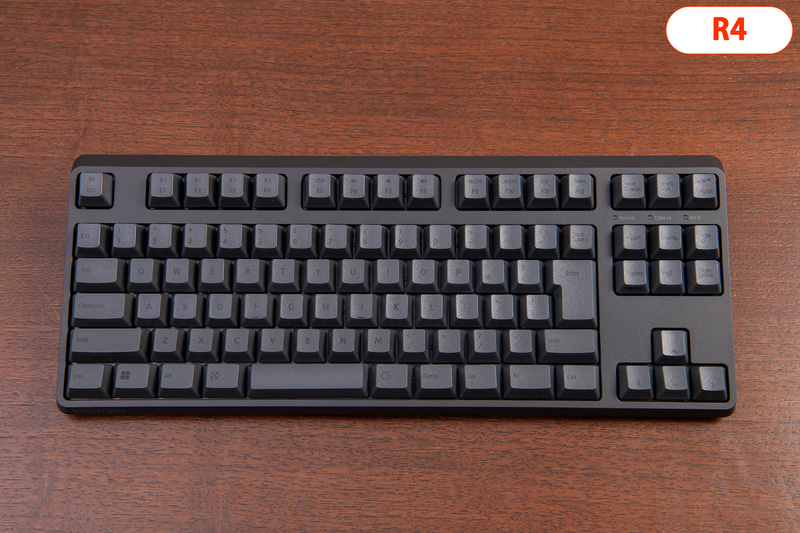 R3と同寸で比較するとR4のコンパクトさがより際立つ。実使用時の視点からだと、奥側のフレームがほかの3辺と同じ幅に見えて、よりコンパクトな印象だ