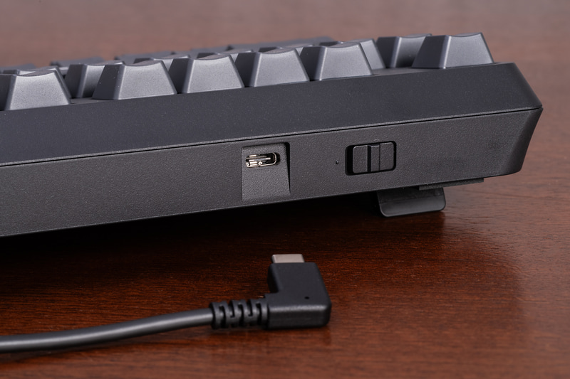 USBキーボードとして使えるほか、右側に見えるスイッチをオンにする(左にスライドさせる)ことでBluetoothキーボードとして使える