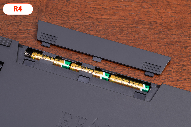 R4は単4形乾電池3本