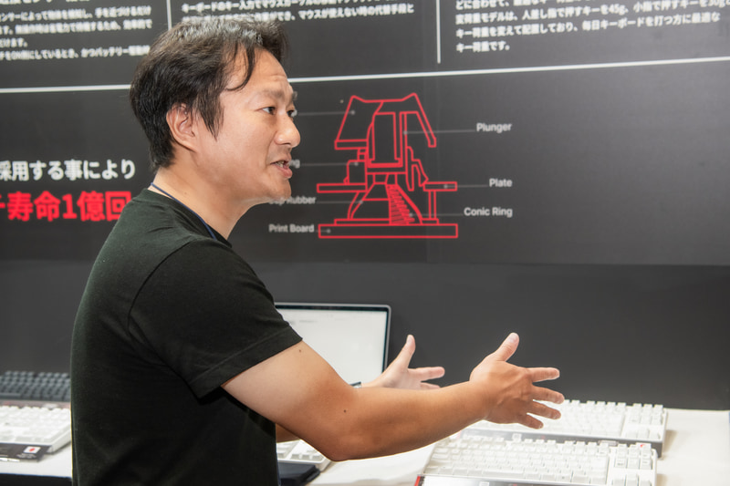 REALFORCEは打鍵感にこだわる職人の手によって生み出されていると話す