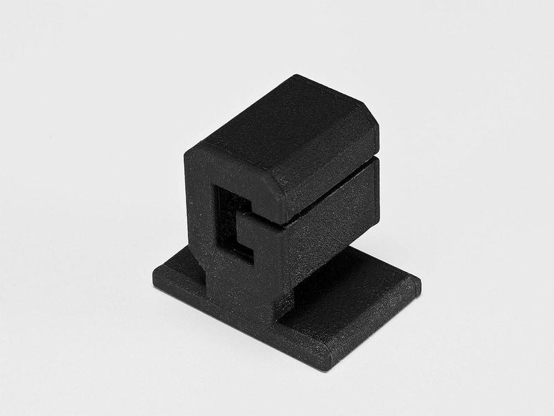 Gマークをかたどったディスプレイスタンド