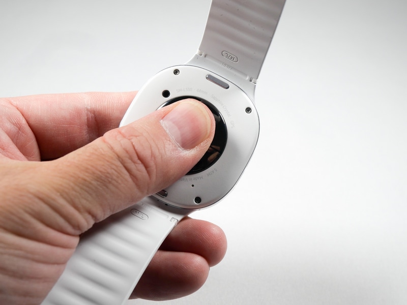 Galaxy Watch8は健康に関する測定機能が充実しており、新機能として背面のセンサーを押すことで「抗酸化指数」を測定できる機能が追加された